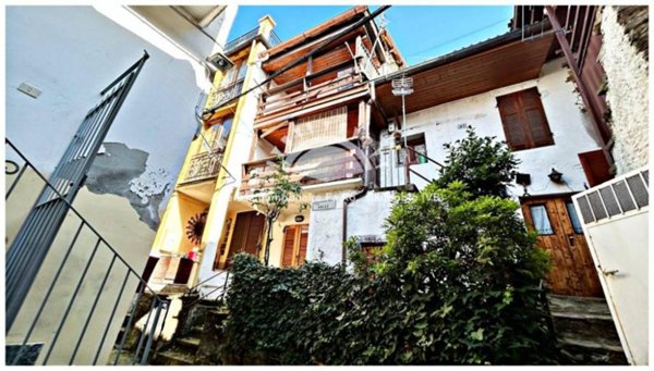 casa indipendente in vendita a Cossogno in zona Ungiasca