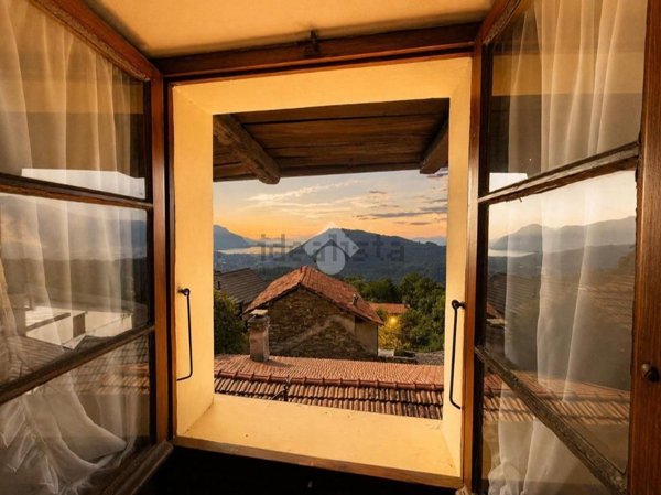 casa indipendente in vendita a Cossogno in zona Ungiasca