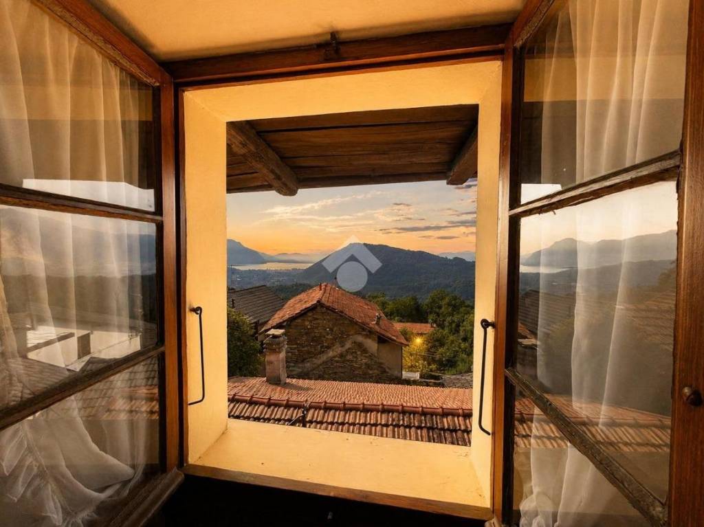 casa indipendente in vendita a Cossogno in zona Ungiasca