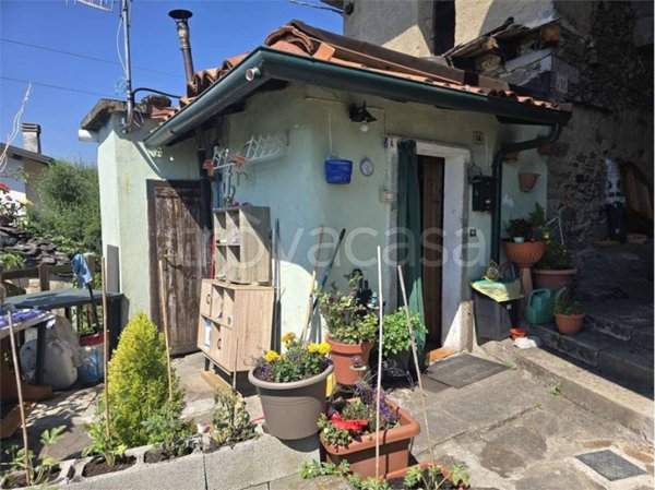 casa indipendente in vendita a Cossogno in zona Ungiasca