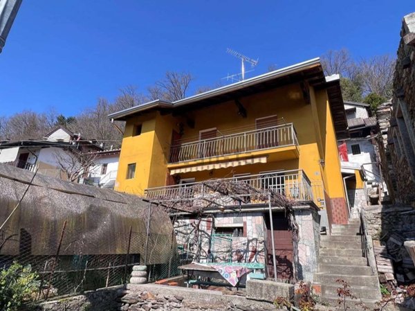 casa indipendente in vendita a Cossogno in zona Ungiasca