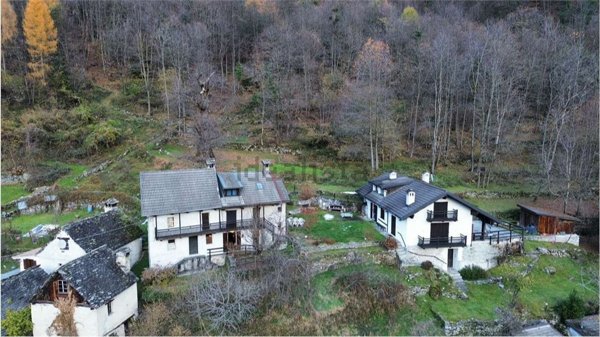 casa semindipendente in vendita a Crodo in zona Maglioggio