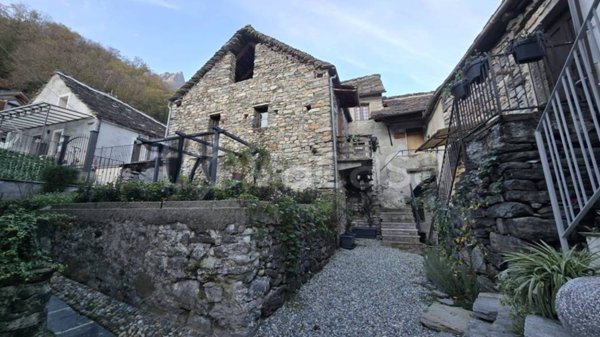 casa indipendente in vendita a Domodossola in zona Corte