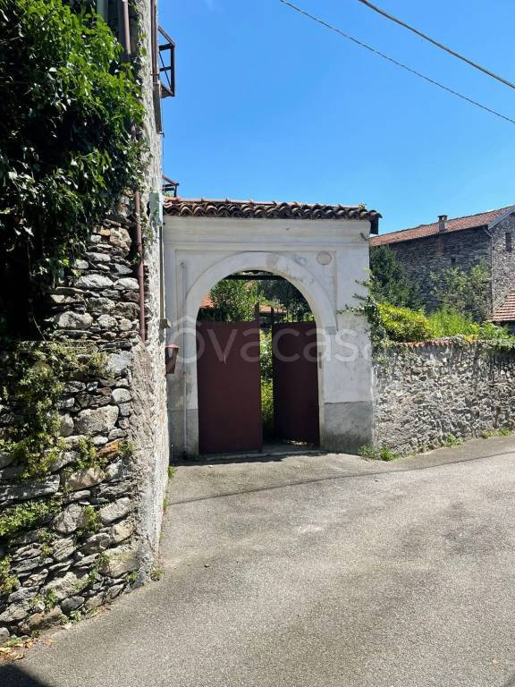 casa indipendente in vendita a Gignese in zona Vezzo
