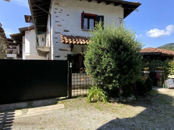 casa indipendente in vendita a Gignese in zona Vezzo