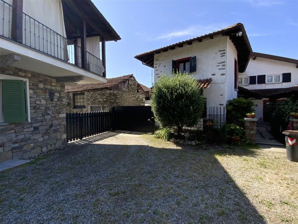 casa indipendente in vendita a Gignese in zona Vezzo