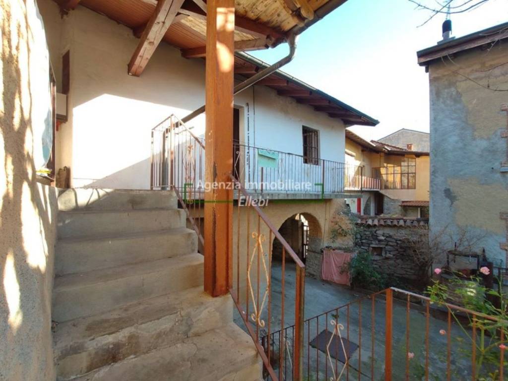 casa indipendente in vendita a Gignese in zona Vezzo