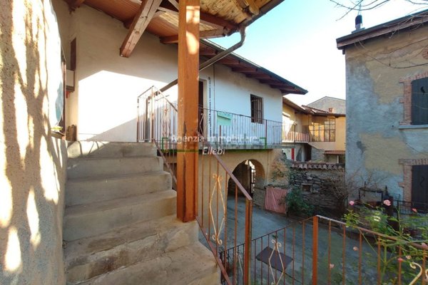 casa indipendente in vendita a Gignese in zona Vezzo