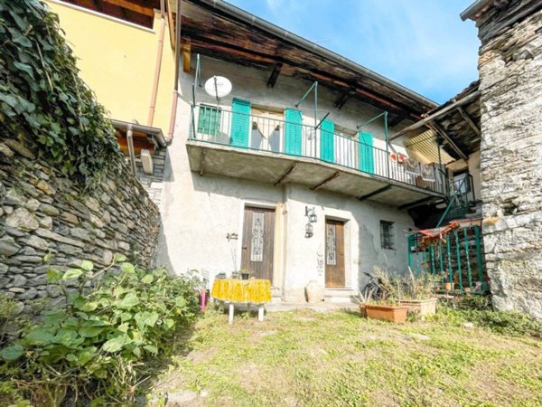 casa indipendente in vendita a Gignese in zona Vezzo