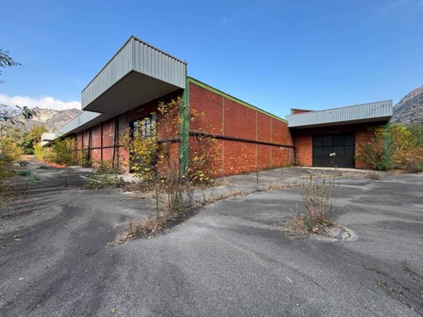 locale commerciale in vendita a Gravellona Toce