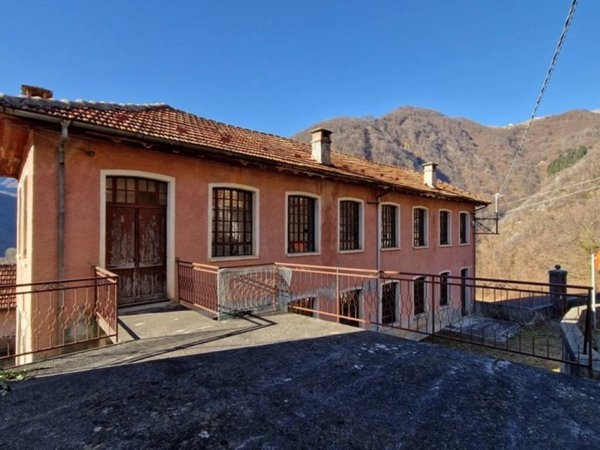 casa indipendente in vendita a Loreglia