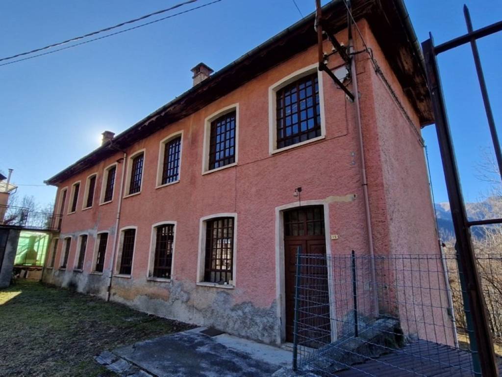 casa indipendente in vendita a Loreglia
