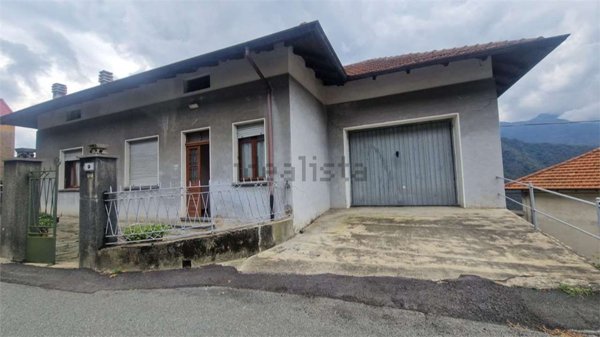 casa indipendente in vendita a Loreglia