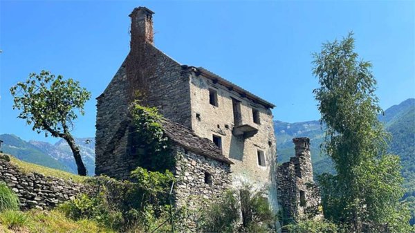 casa semindipendente in vendita a Masera