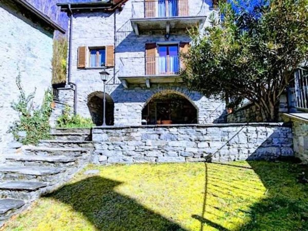 casa indipendente in vendita a Masera