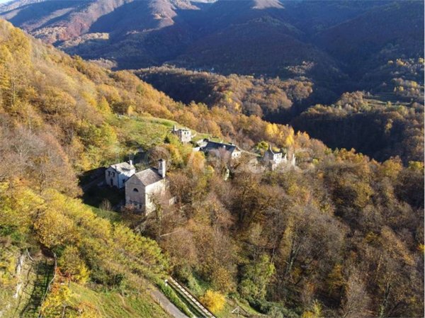 casa indipendente in vendita a Masera