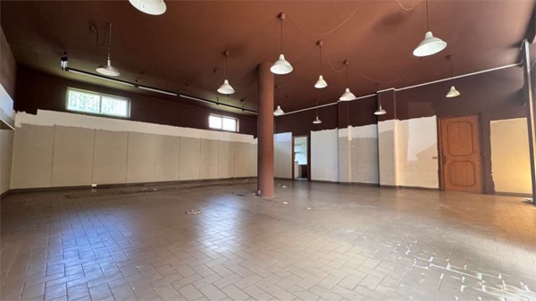 locale commerciale in vendita a Masera