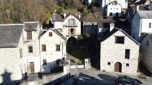 casa indipendente in vendita a Masera