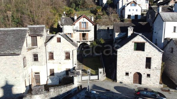 casa indipendente in vendita a Masera