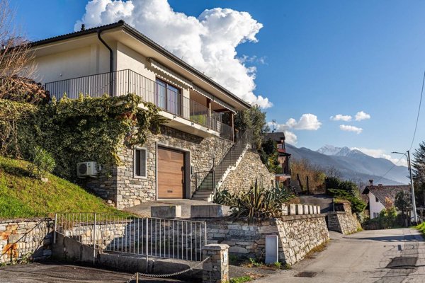 casa indipendente in vendita a Masera