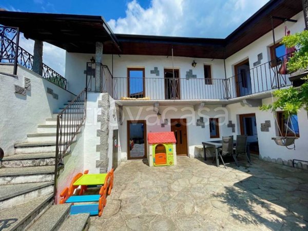 casa indipendente in vendita a Mergozzo in zona Bracchio