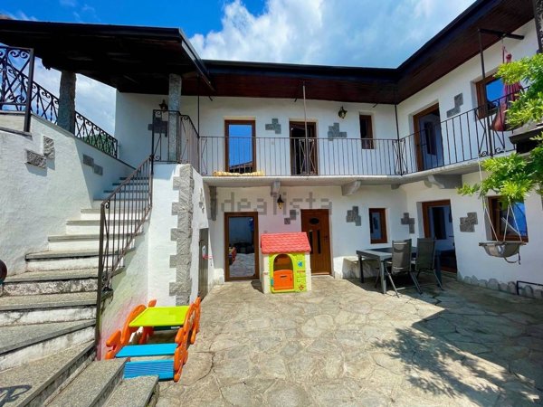 casa indipendente in vendita a Mergozzo in zona Bracchio