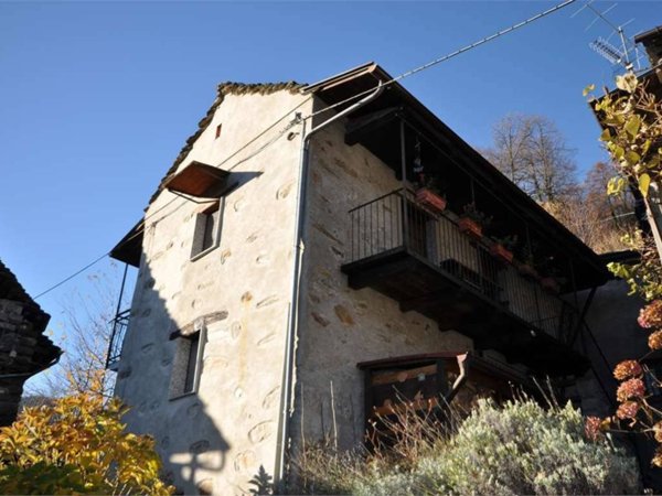 casa indipendente in vendita a Montescheno in zona Sasso
