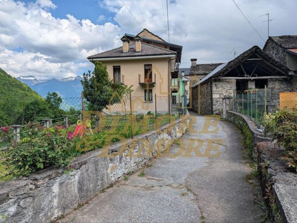 casa indipendente in vendita a Montescheno in zona Croppo
