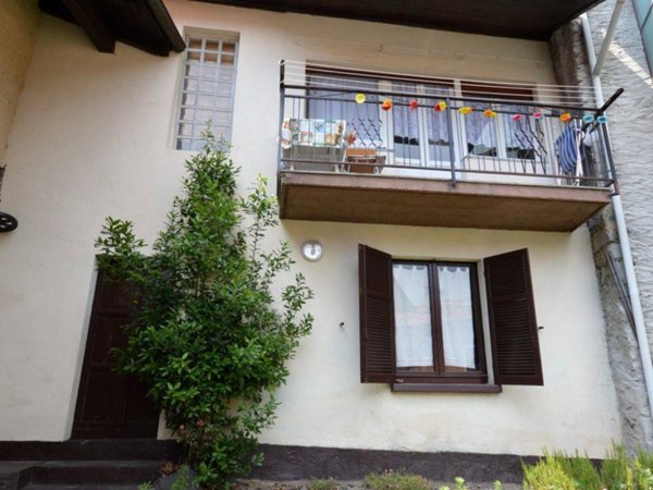 casa indipendente in vendita ad Omegna in zona Agrano