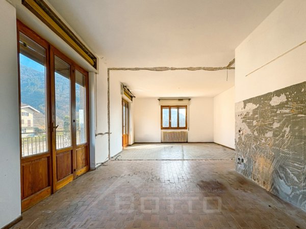 appartamento in vendita ad Omegna in zona Agrano
