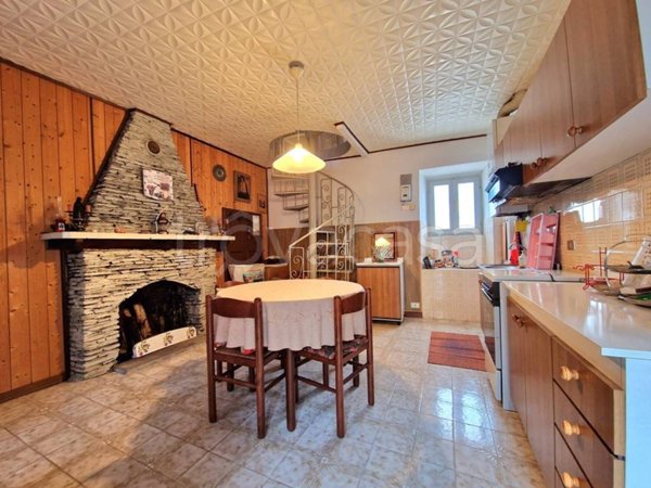 casa indipendente in vendita ad Omegna in zona Cireggio