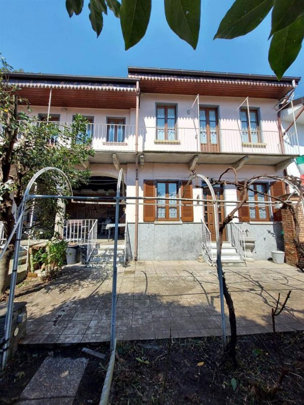 casa indipendente in vendita ad Omegna in zona Cireggio