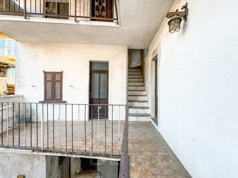 casa indipendente in vendita ad Omegna in zona Agrano
