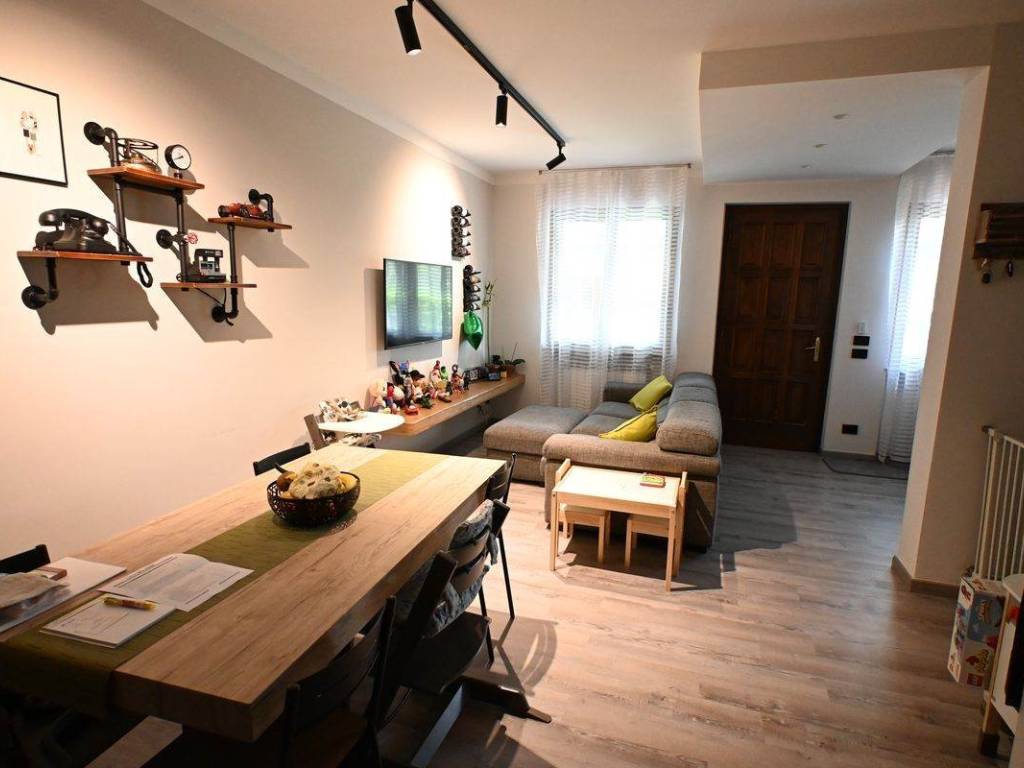 casa indipendente in vendita ad Omegna in zona Agrano