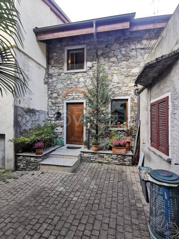 casa indipendente in vendita ad Omegna in zona Borca