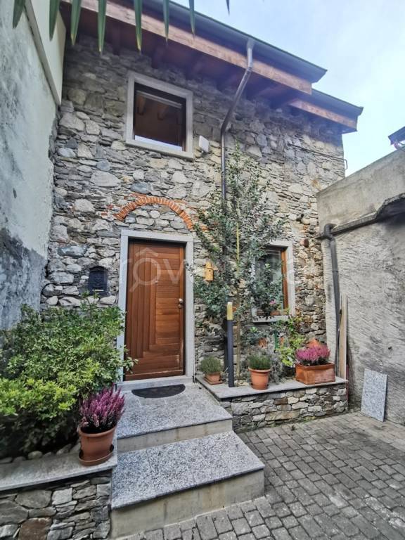 casa indipendente in vendita ad Omegna in zona Borca