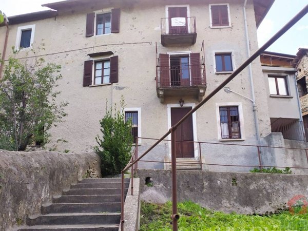 casa indipendente in vendita ad Omegna in zona Agrano