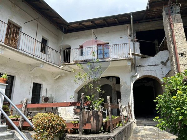 casa indipendente in vendita ad Omegna in zona Agrano