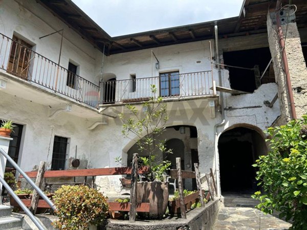 casa indipendente in vendita ad Omegna in zona Agrano