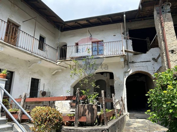 casa indipendente in vendita ad Omegna in zona Agrano