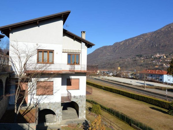 casa indipendente in vendita ad Omegna in zona Crusinallo