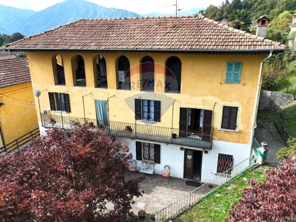 casa indipendente in vendita ad Omegna in zona Agrano