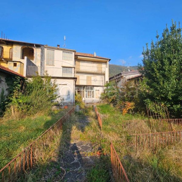 casa indipendente in vendita ad Omegna in zona Agrano
