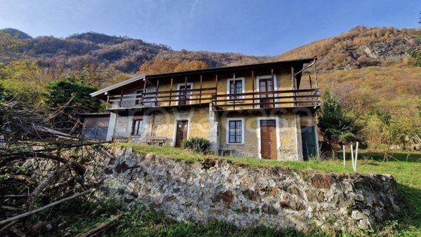 casa indipendente in vendita ad Omegna in zona Cireggio
