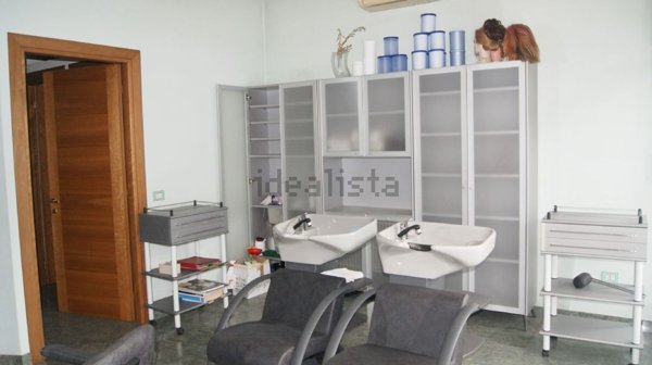 negozio in vendita ad Omegna in zona Crusinallo