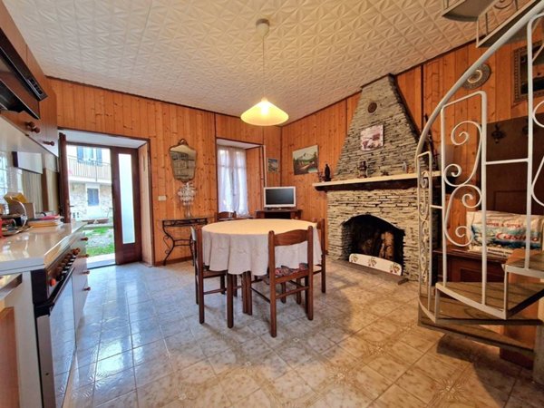 casa indipendente in vendita ad Omegna in zona Cireggio