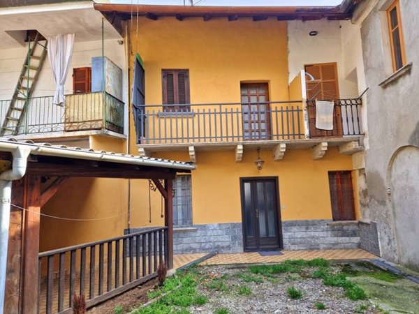casa indipendente in vendita ad Omegna in zona Cireggio