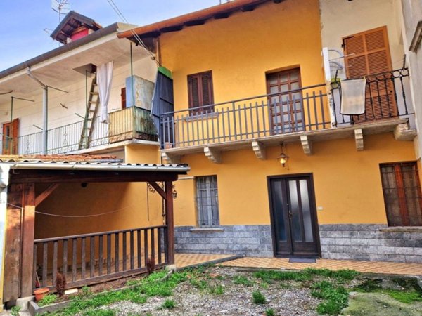 casa indipendente in vendita ad Omegna in zona Cireggio