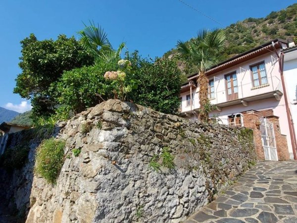 casa indipendente in vendita ad Omegna in zona Cireggio