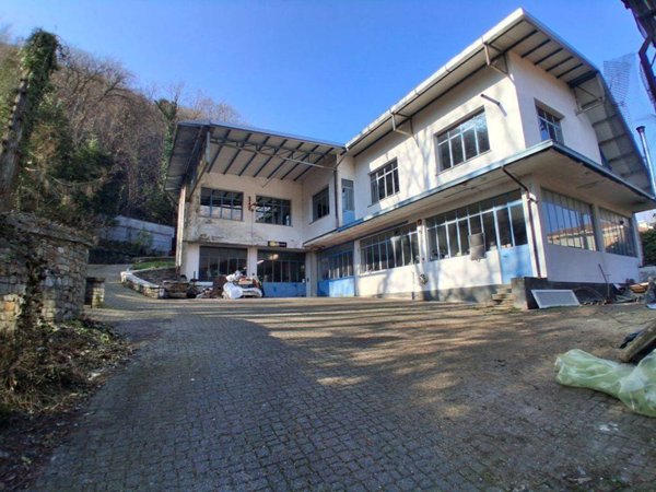 locale commerciale in vendita ad Omegna